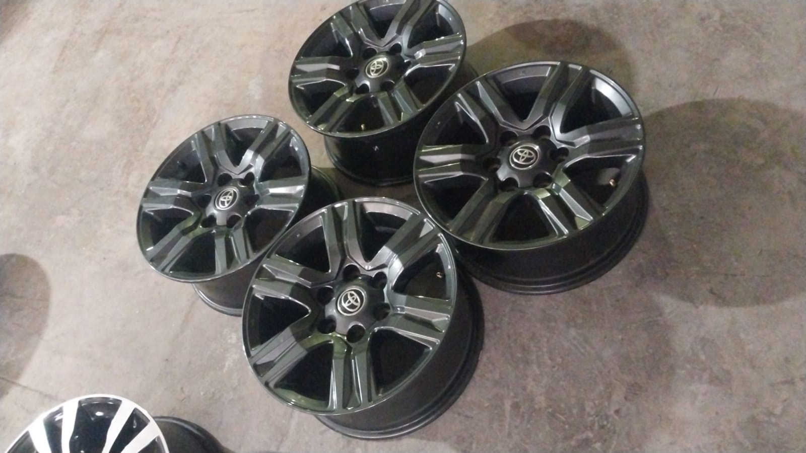 17inch Toyota Hilux/Fortuner original mags set for - Private Seller 17inch Toyota Hilux/Fortuner original mags set for - Private Seller