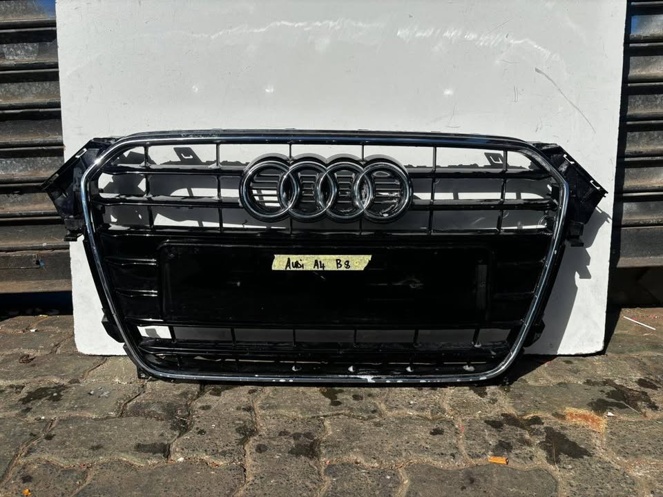 AUDI A4 B8 FRONT GRILLE - Private Seller AUDI A4 B8 FRONT GRILLE - Private Seller