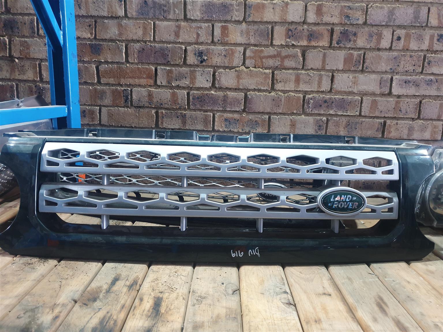 DISCOVERY 4 FRONT GRILLE AND HEADLIGHTS FOR SALE