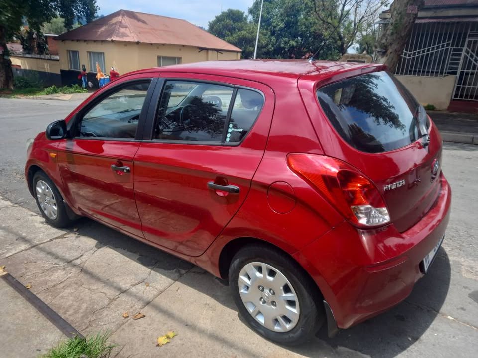2014 Hyundai i20 Hatchback 1.2 Petrol, Manual Call Inno . Maroon Color, Mileage 70000kms,