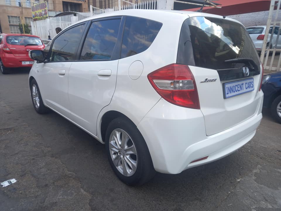 2012 HONDA JAZZ 1.3 PETROL, MANUAL TRANSMISSION, WHITE COLOUR