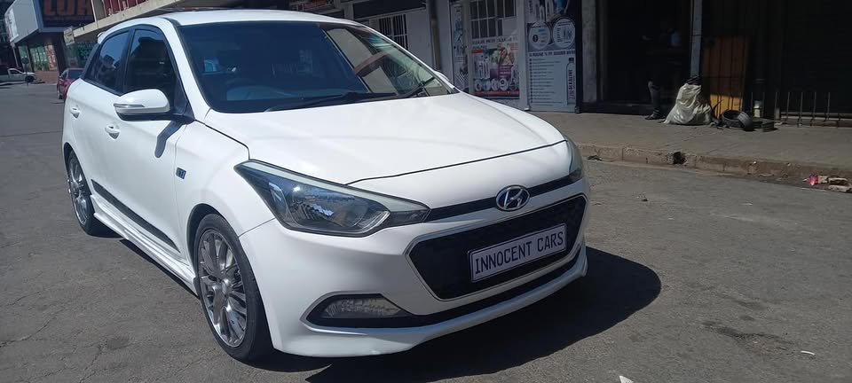2017 HYUNDAI i20 1.2 PETROL, MANUAL TRANSMISSION, WHITE COLOUR, MILEAGE 75000KM