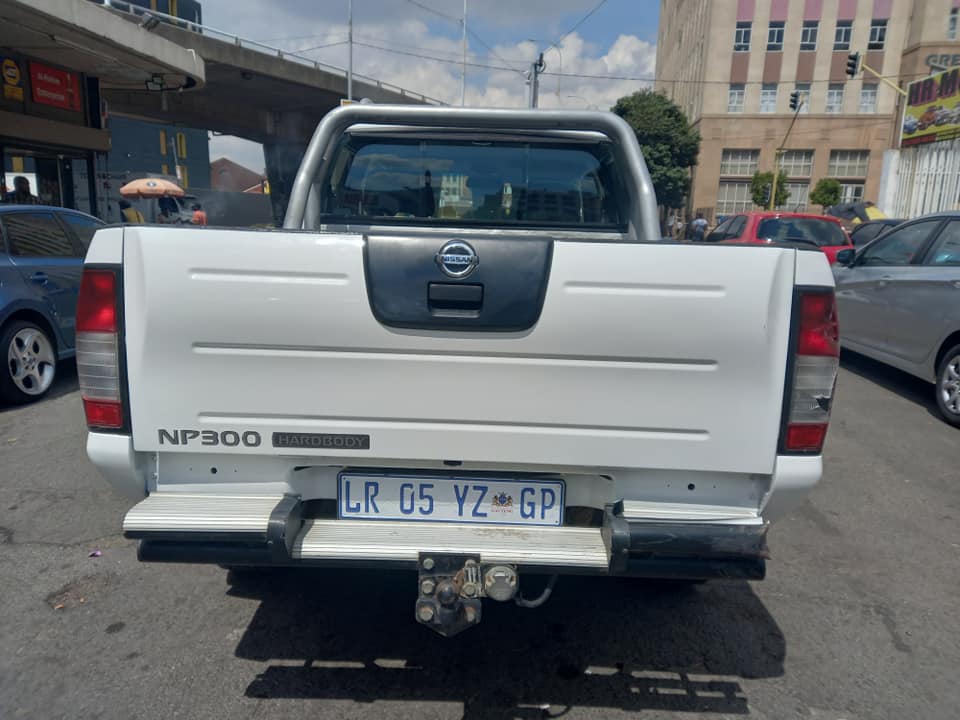 2018 NISSAN NP300 2.5 DIESEL 4X4 MANUAL, WHITE COLOUR, MILEAGE 100,000KM SERVICE BOOK.