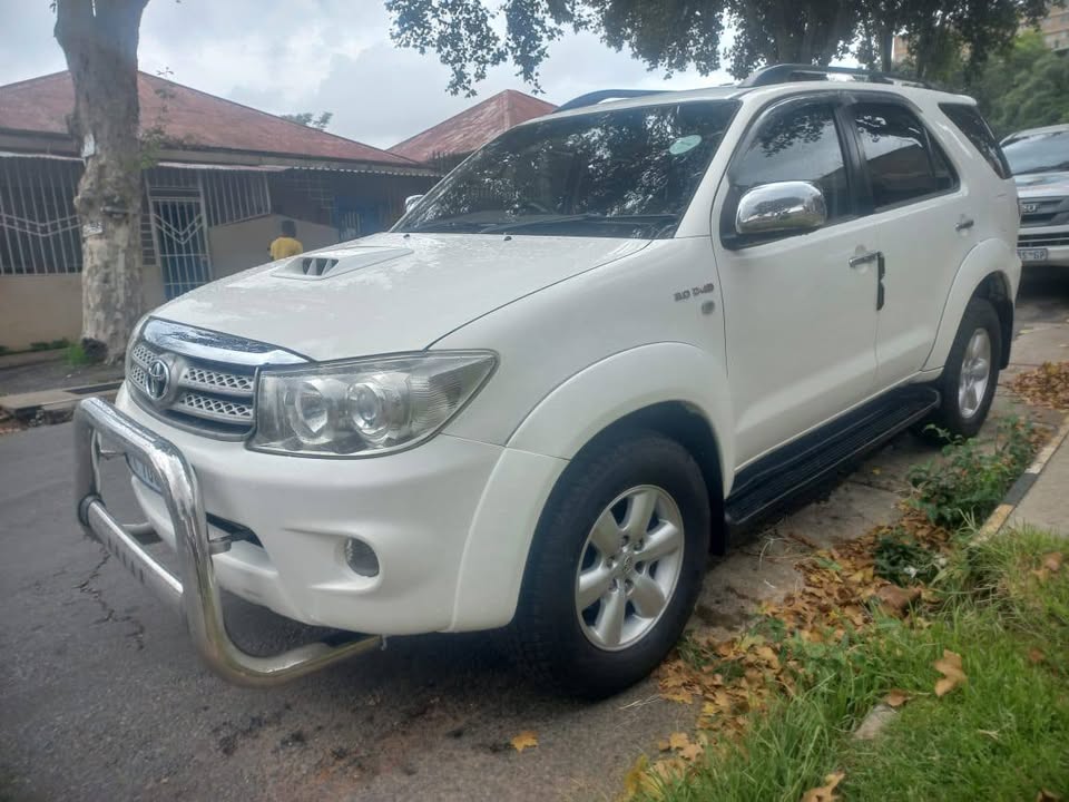 2010 Toyota Fortuner 3.0 3D4D Diesel, AUTOMATIC. Call Inno . White Color, Mileage