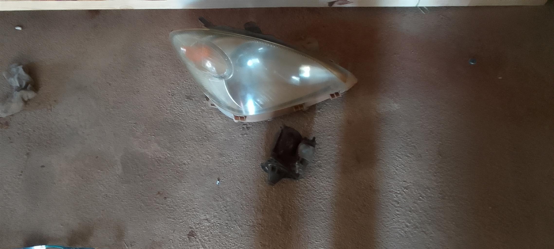 Toyota avanza 1 used head lamps and tail ligth - Private Seller