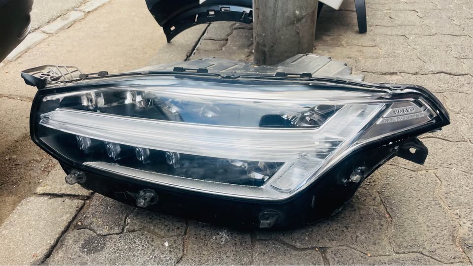 VOLVO XC90 LED HEADLIGHT - Private Seller VOLVO XC90 LED HEADLIGHT - Private Seller