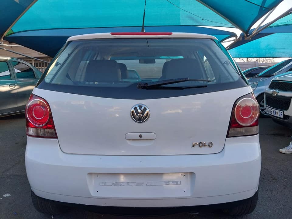 2011 VOLKSWAGEN POLO VIVO 1.4  HATCH BACK WHITE COLOR MANUEL PETROL PRICE