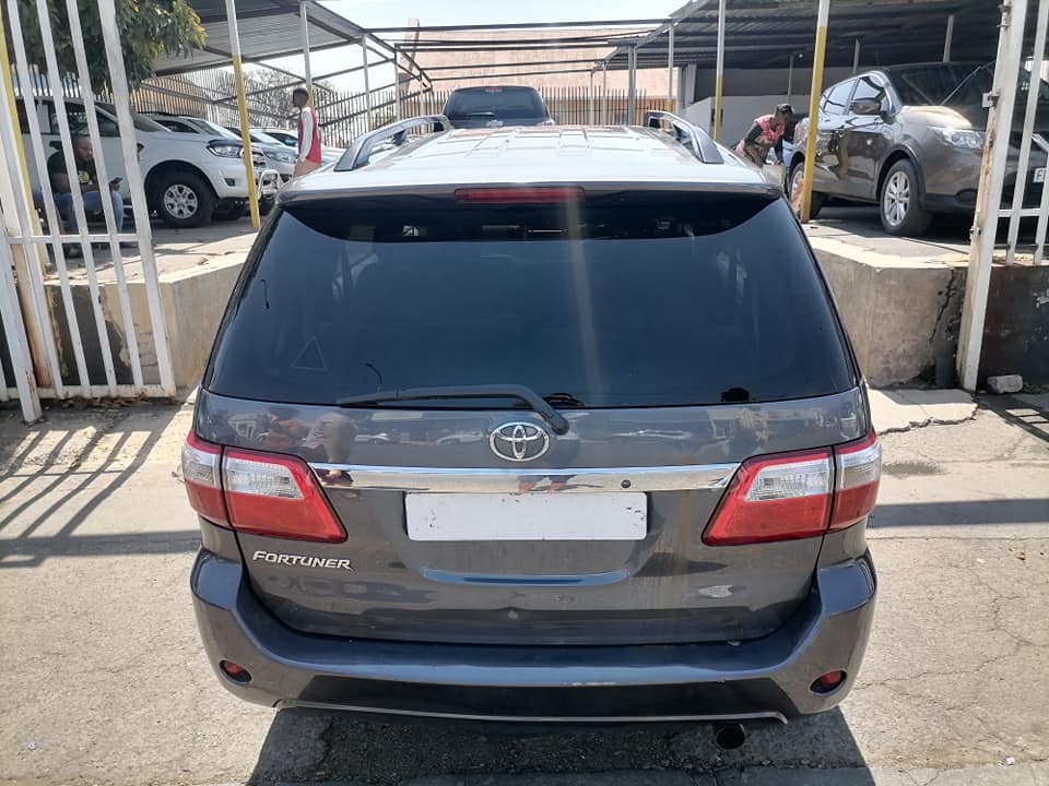 2010 Toyota Fortuner 3.0 D4D 4x2 seven seater with a leather seat and Automatic