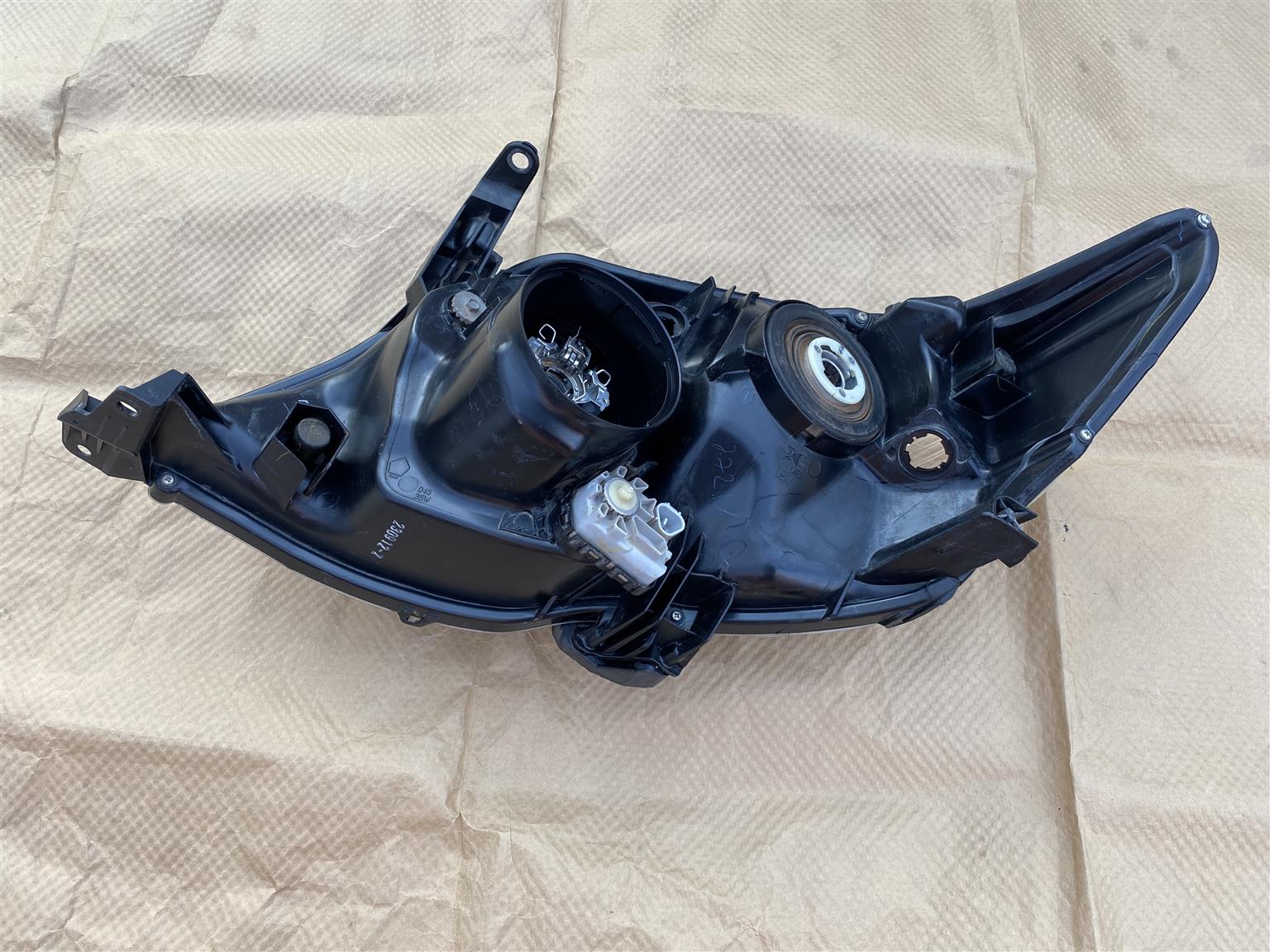 2015 TOYOTA FORTUNER XENON HEADLIGHT RIGHT SIDE FOR SALE. IN EXCELLENT CONDITION