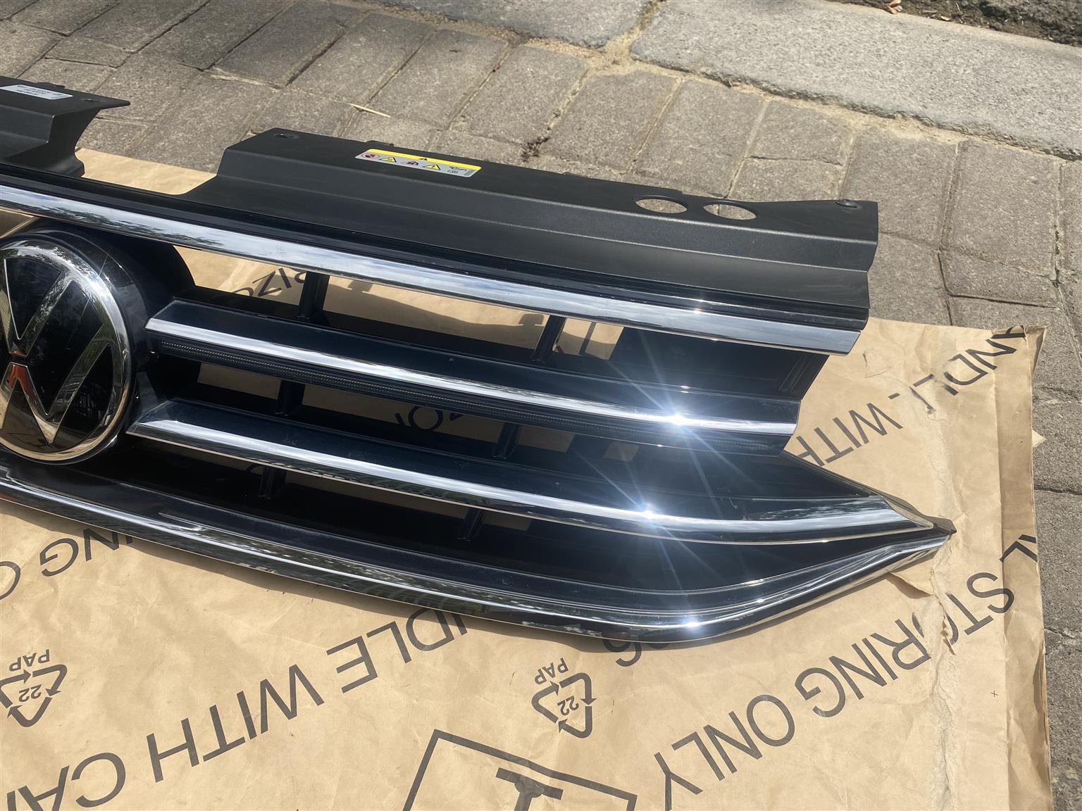 2023 VW TIGUAN R-LINE RADIATOR GRILLE FOR SALE, TAKES LED.IN EXCELLENT CONDITION - Private Seller 2023 VW TIGUAN R-LINE RADIATOR GRILLE FOR SALE, TAKES LED.IN EXCELLENT CONDITION - Private Seller