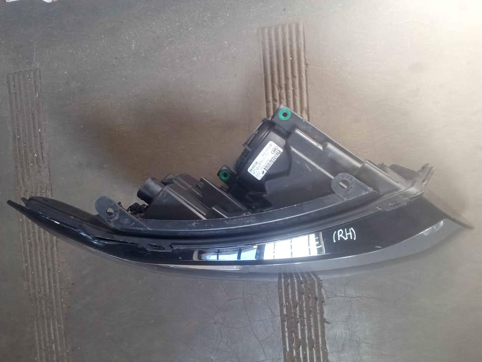 Land rover Evoque right headlight