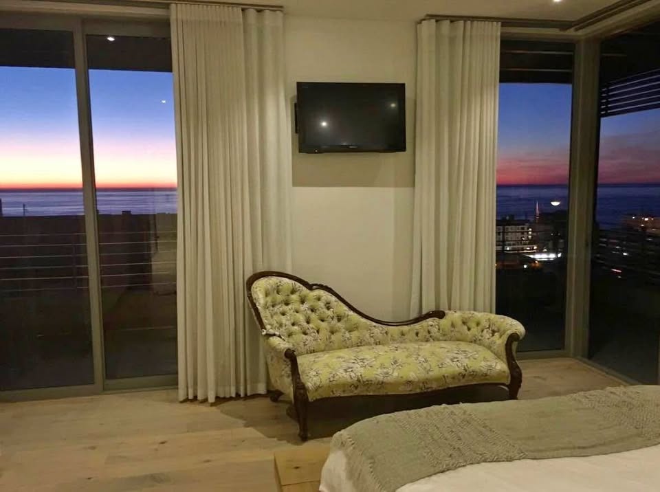 Victorian antique chaise longue. Great condition. Collection in Seapoint. Victorian antique chaise longue. Great condition. Collection in Seapoint.