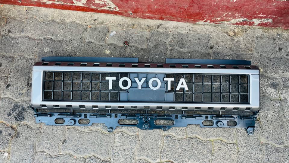 Toyota Land Cruiser Prado LC250 grille - Private Seller Toyota Land Cruiser Prado LC250 grille - Private Seller