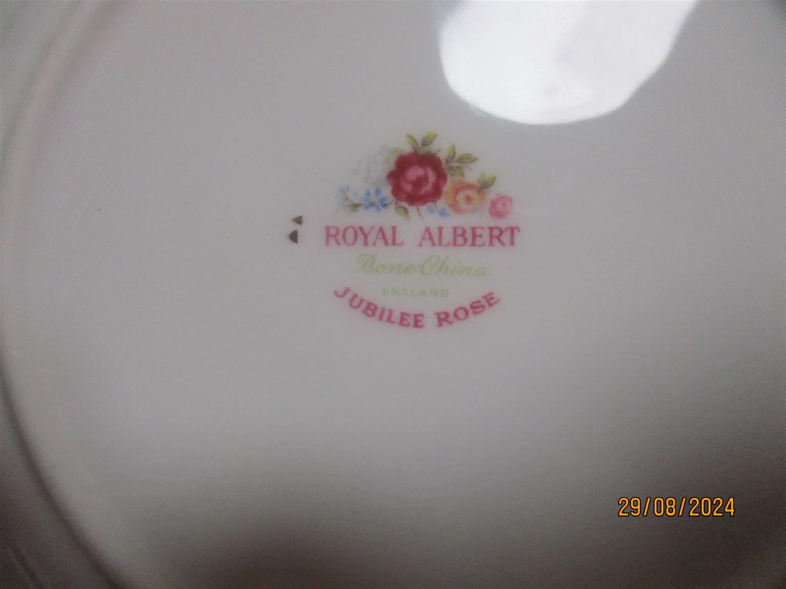ROYAL ALBERT TEASET JUBILEE ROSE WELL KEPT AS NEW!!