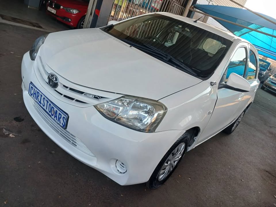 2016 model Toyota Etios hatchback Manuel Transmission petrol 1.5 engine capacity mileage