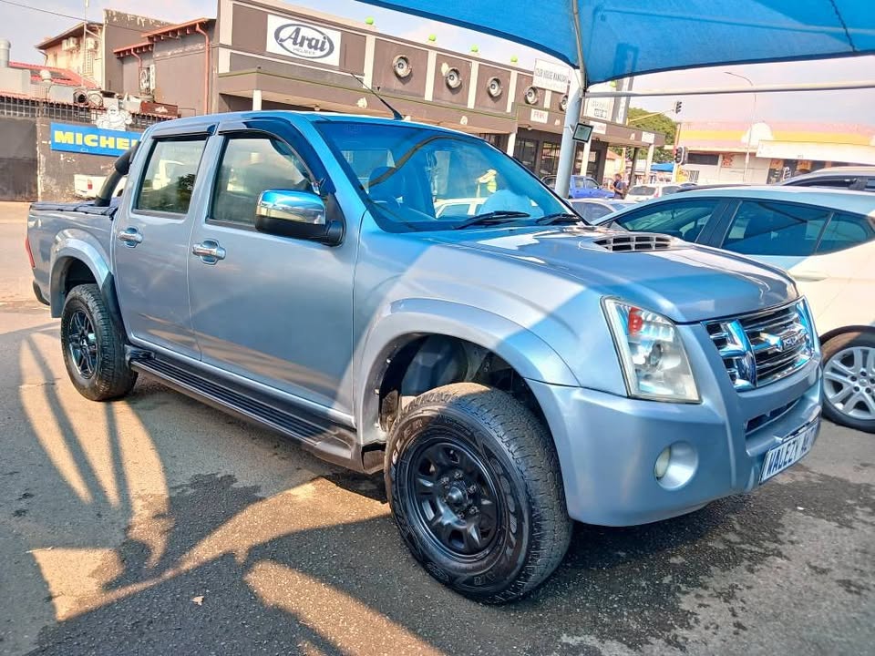 2011 ISUZU KB300 3.0 DOUBLE CAB Transmission: Manual Mileage: Fueltype: Diesel Silver 2011 ISUZU KB300 3.0 DOUBLE CAB Transmission: Manual Mileage: Fueltype: Diesel Silver