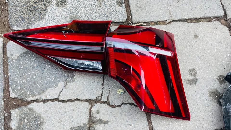 MAHINDRA XUV700 taillights - Private Seller MAHINDRA XUV700 taillights - Private Seller