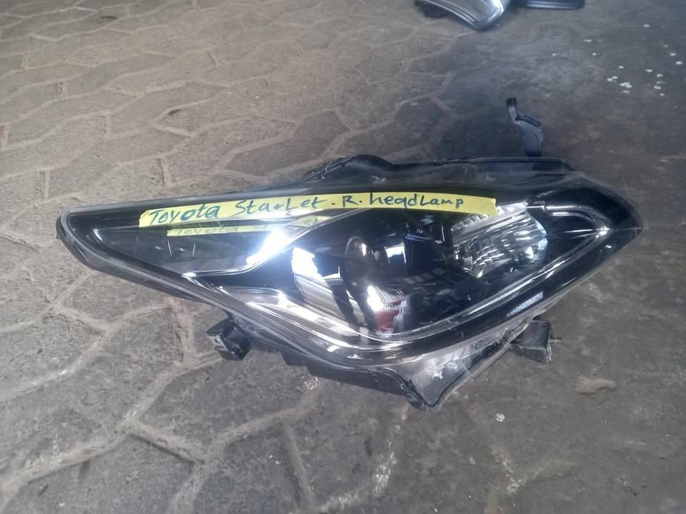 TOYOTA STARLET HEADLIGHT RIGHT SIDE - Private Seller TOYOTA STARLET HEADLIGHT RIGHT SIDE - Private Seller