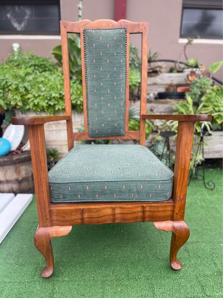 Antique queen Ann comfy chair