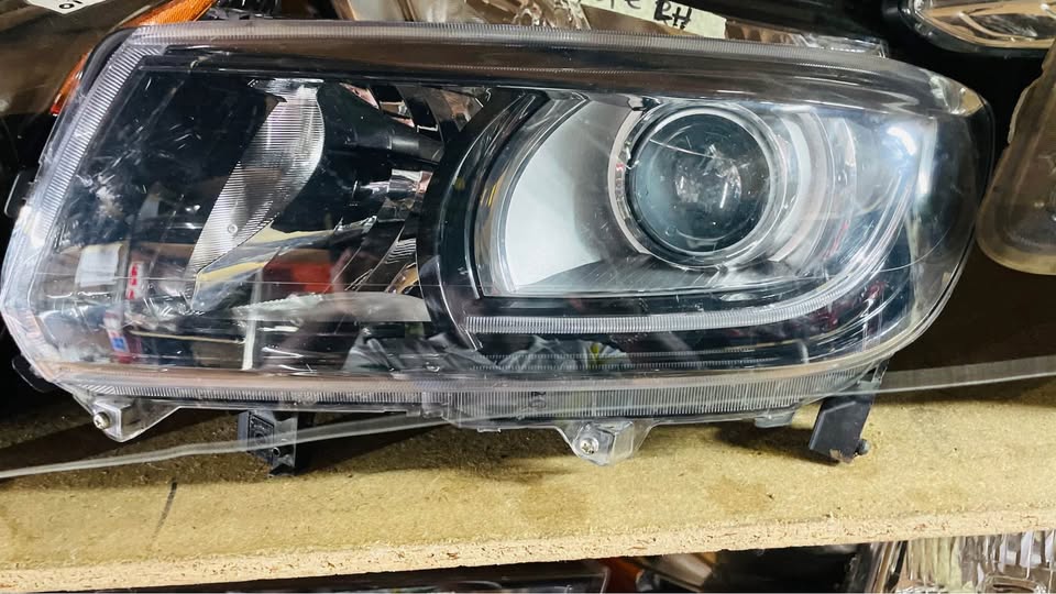 Suzuki Vitara headlight - Private Seller Suzuki Vitara headlight - Private Seller
