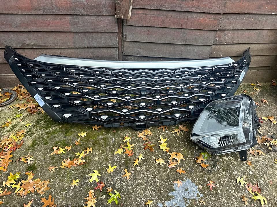 Chery omoda c5 2025 Bumper grille and left lower light - Private Seller Chery omoda c5 2025 Bumper grille and left lower light - Private Seller