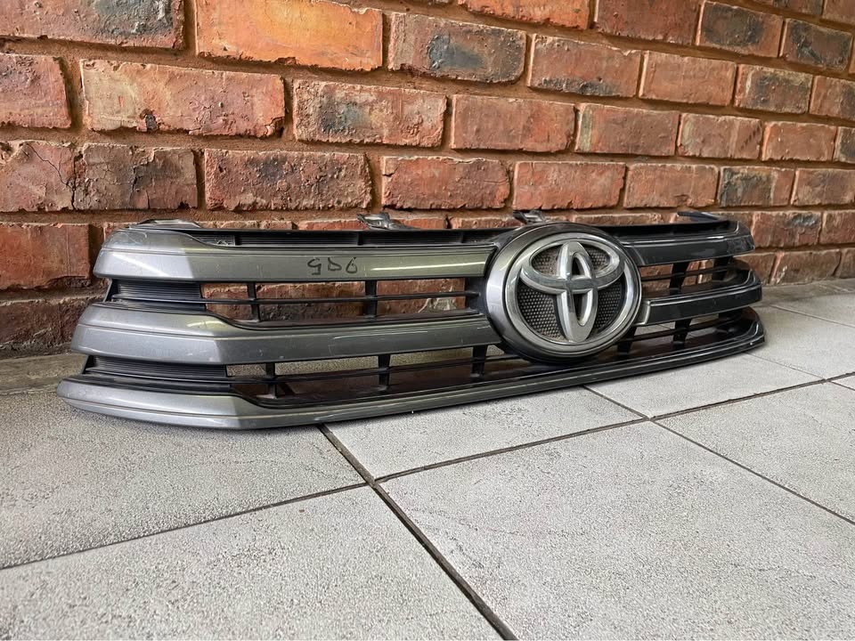 Toyota hulix GD main grill