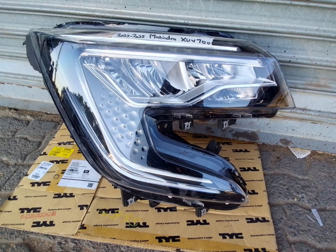 (2018-2023) MAHINDRA XUV 700 RHS FULL LED HEADLIGHTS - Private Seller (2018-2023) MAHINDRA XUV 700 RHS FULL LED HEADLIGHTS - Private Seller