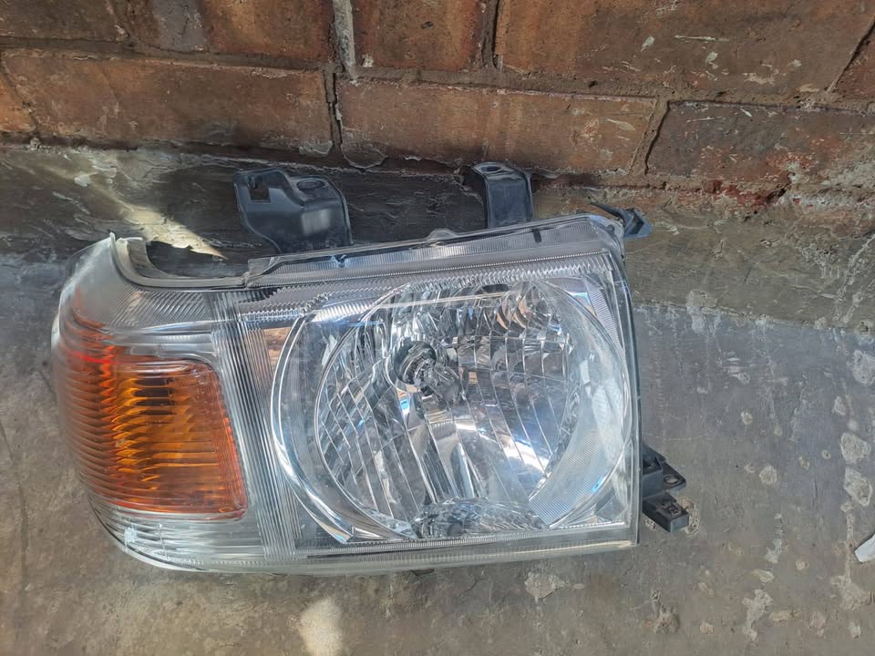 2007 up Toyota Land Cruiser Right Side Headlight compatible with VDJ76, VDJ78, VDJ79 R10 - Private Seller