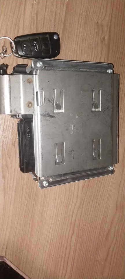 Audi A4 B7 2.0 ECU Computer Box