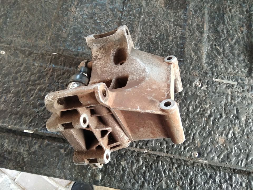 Nissan Almera Mounting bracket - Private Seller Nissan Almera Mounting bracket - Private Seller