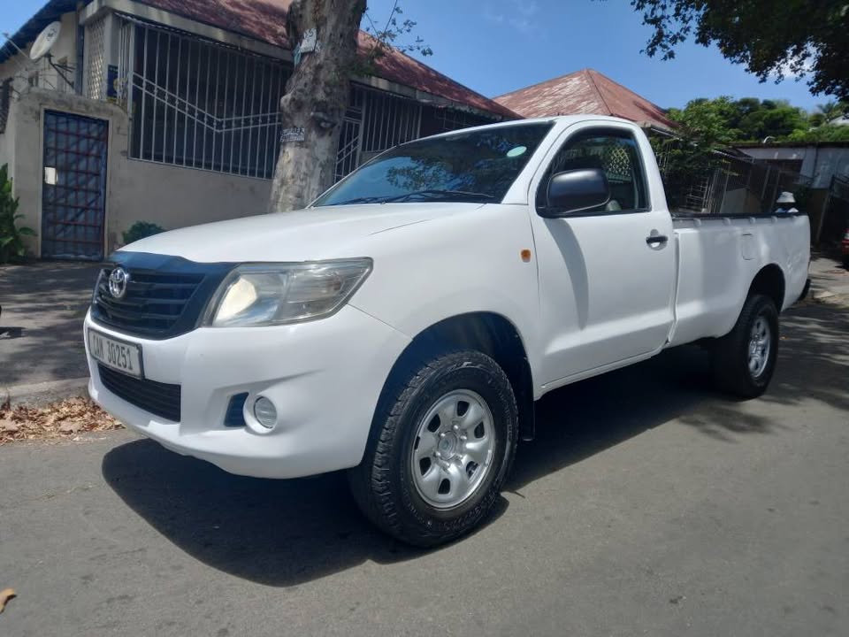2014 TOYOTA HILUX SINGLE CAB 2.5 D4D DIESEL, MANUAL TRANSMISSION, WHITE COLOR, MILEAGE 105000KM