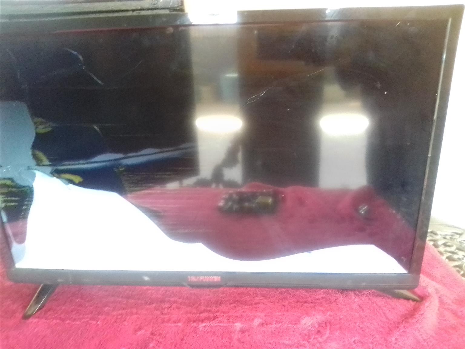 A TELEFUNKEN 28"LED TV with a broken screen.