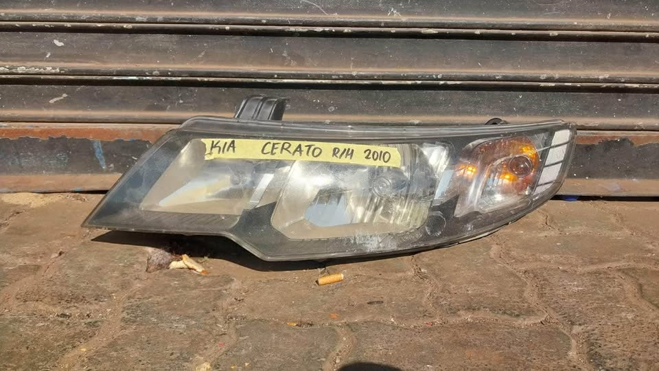 Kia Cerato headlight 2010 - Private Seller Kia Cerato headlight 2010 - Private Seller