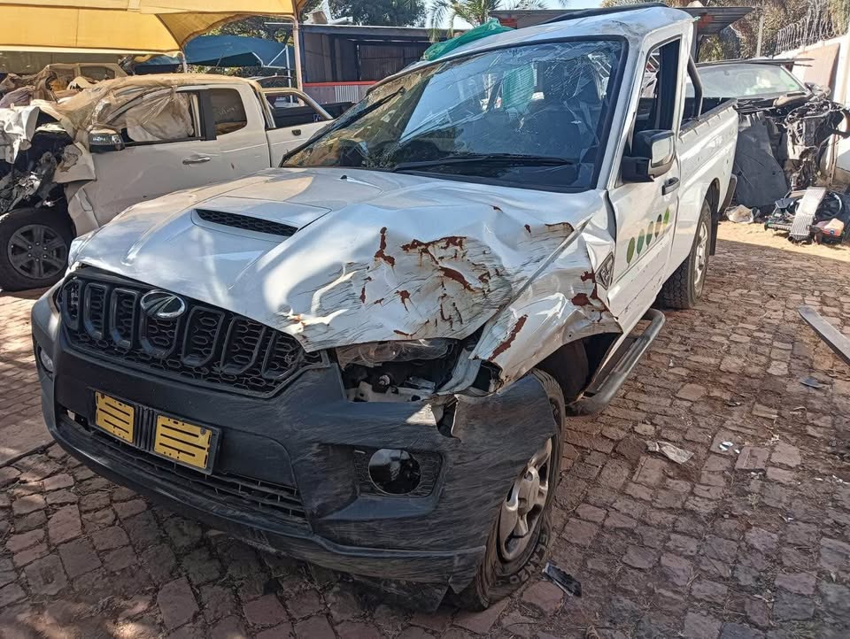 MAHINDRA  S4 WHITE STRIPPING FOR PARTS ON SALE - Private Seller