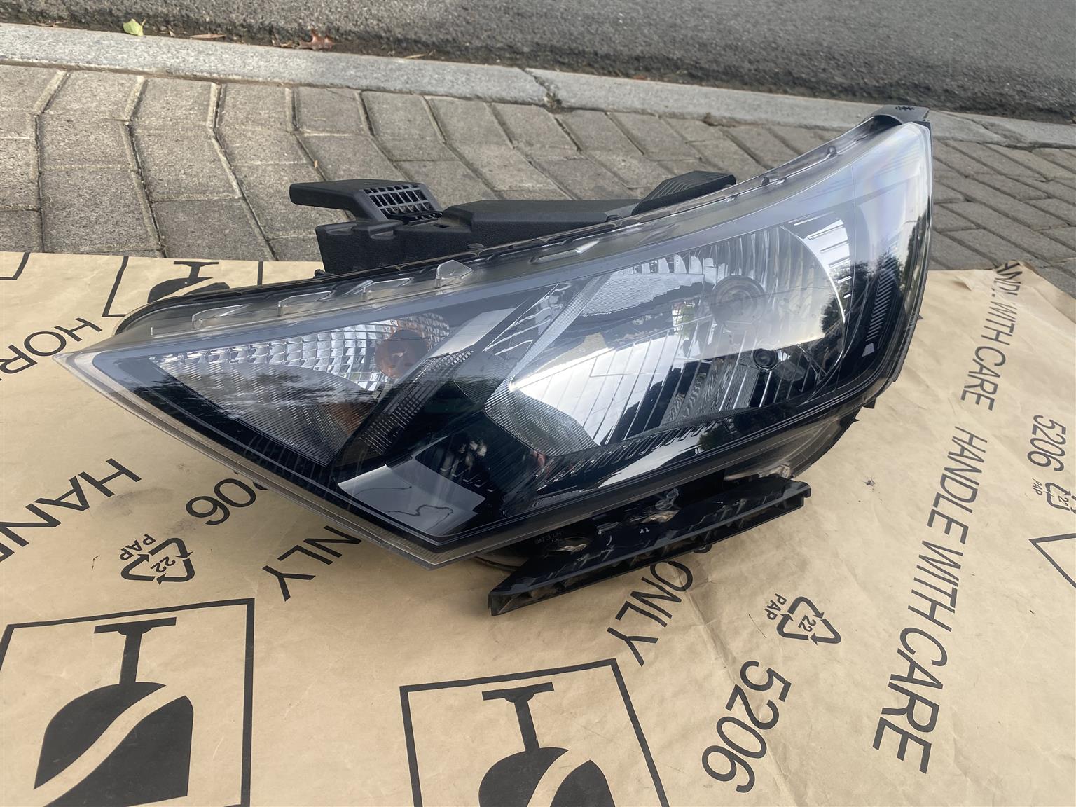 2025 HYUNDAI I20 HEADLIGHT LEFT SIDE FOR SALE. IN PRISTINE CONDITION - Private Seller