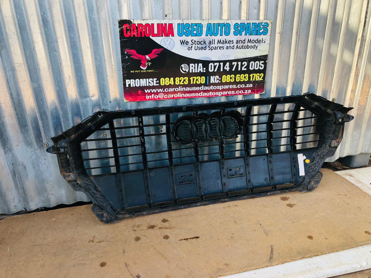 Audi Q3 black radiator grill with Badge - Private Seller Audi Q3 black radiator grill with Badge - Private Seller