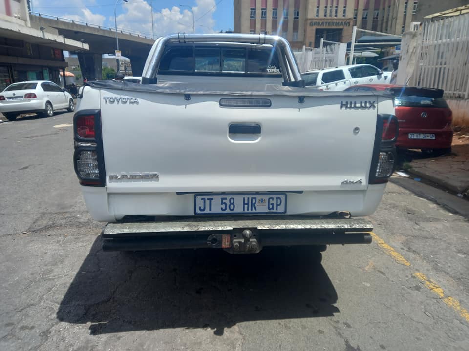 2013 TOYOTA HILUX 3.0 D4D DIESEL, EXTRA-CAB, MANUAL TRANSMISSION, WHITE COLOUR