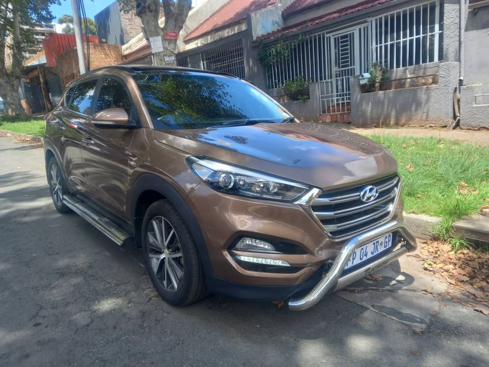 2016 Hyundai Tucson 2.0 Elite  Petrol, Auto, Brown, 88000kms, Sunroof, Reverse Sensor/Camera