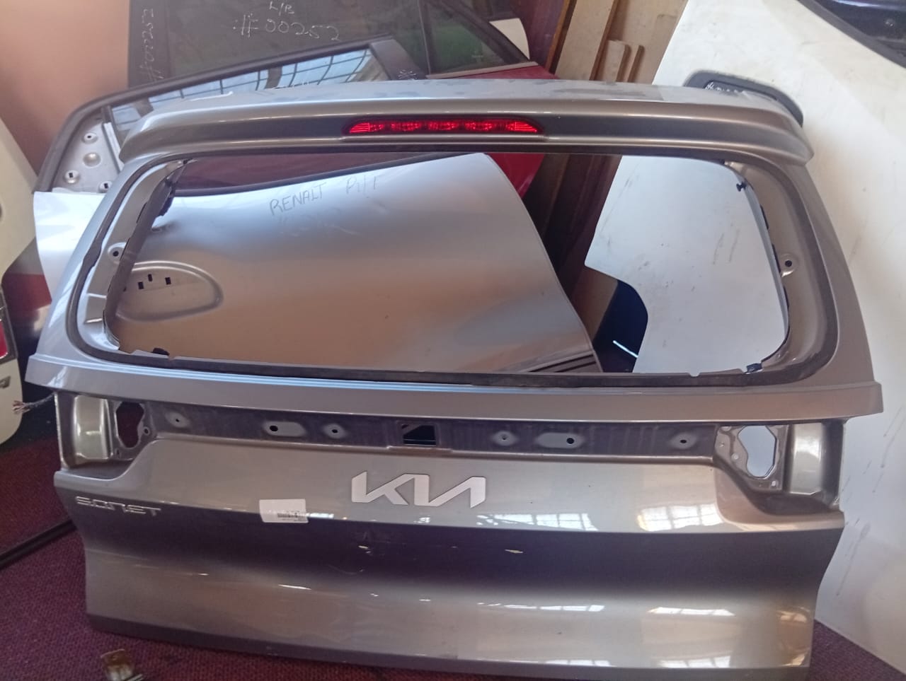 kia sonnet tail gate Spares for Sale