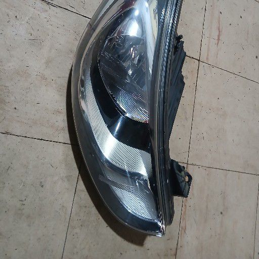 Hyundai accent headlight - Private Seller Hyundai accent headlight - Private Seller