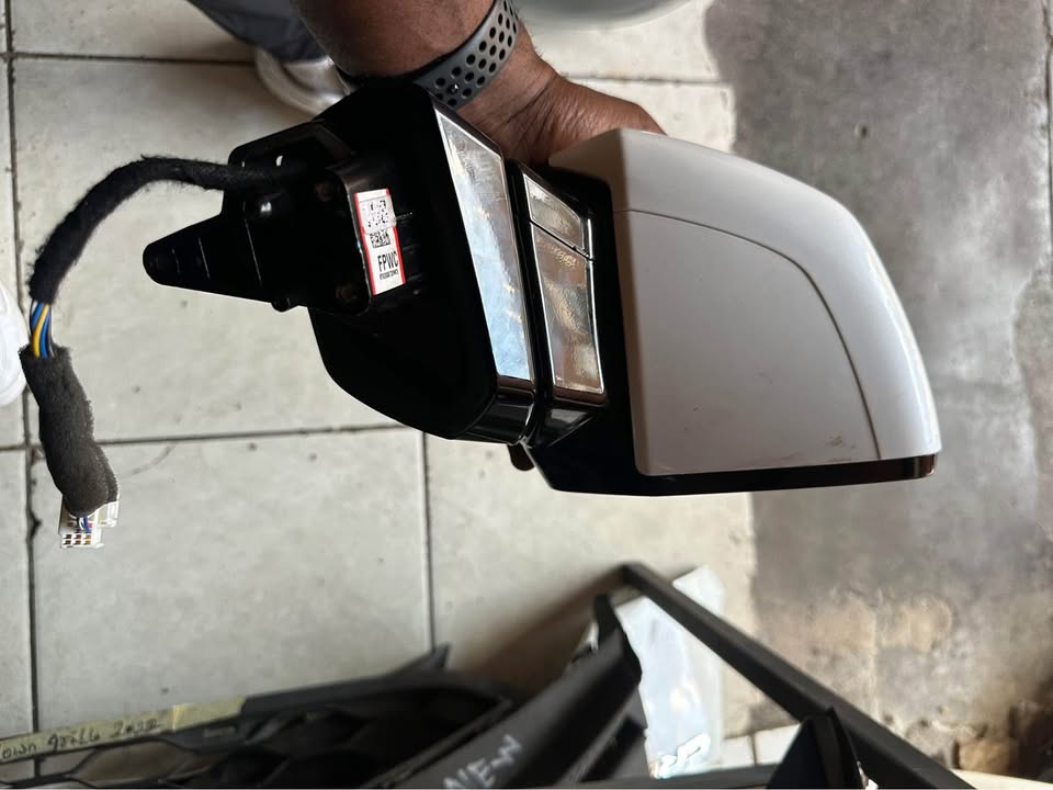 Hyundai Palisade Right side mirror with indicator - Private Seller