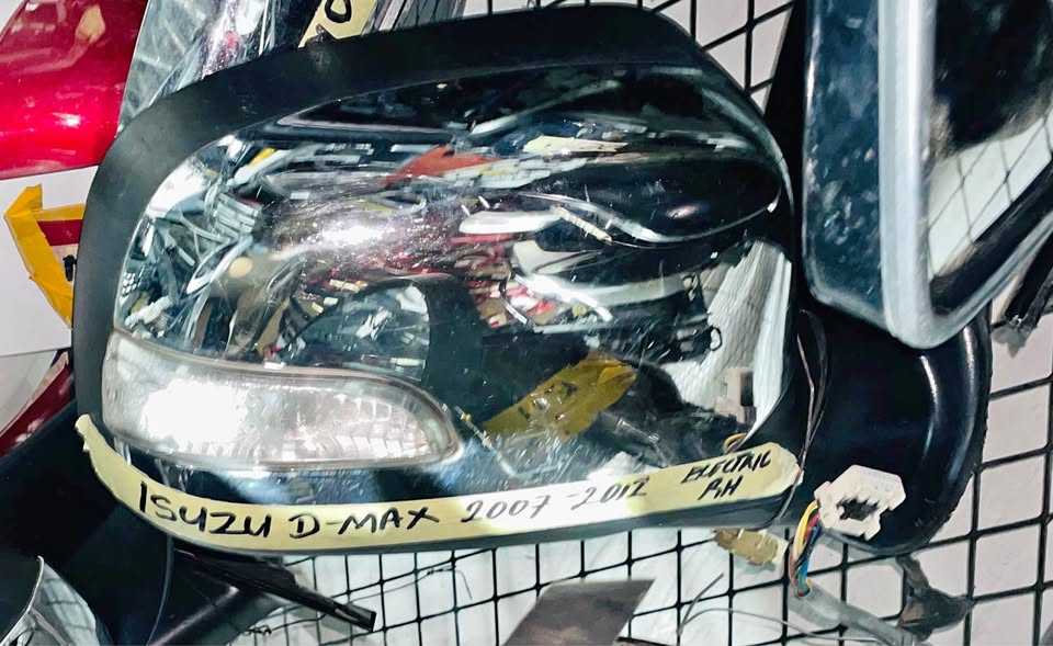 Isuzu D-Max side mirror - Private Seller Isuzu D-Max side mirror - Private Seller