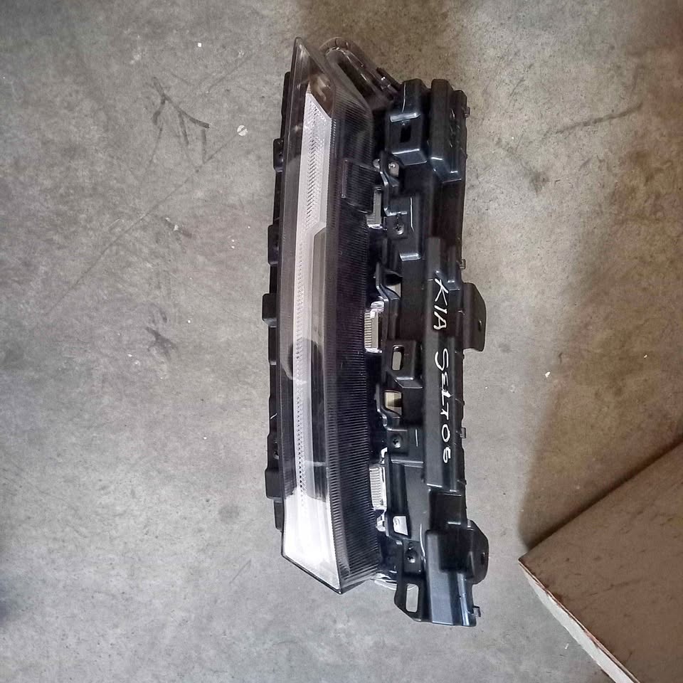KIA SELTOS HEADLIGHT LEFT SIDE - Private Seller KIA SELTOS HEADLIGHT LEFT SIDE - Private Seller