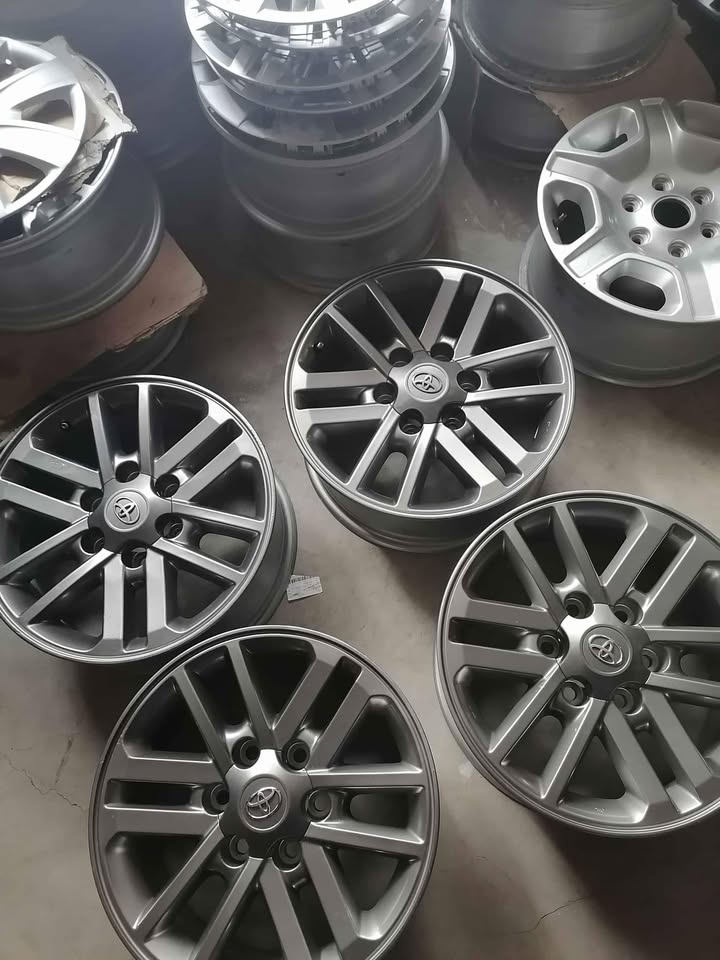 Toyota Hilux 17 TWINSPOKE RIMS(Swipe right)