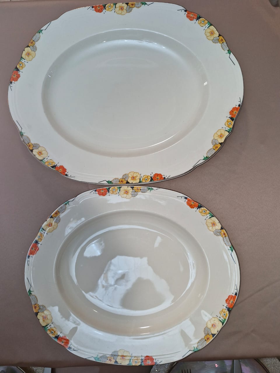 English Antique 2 Serving Plates, Price Negotiable. Please whatsapp me to arrang