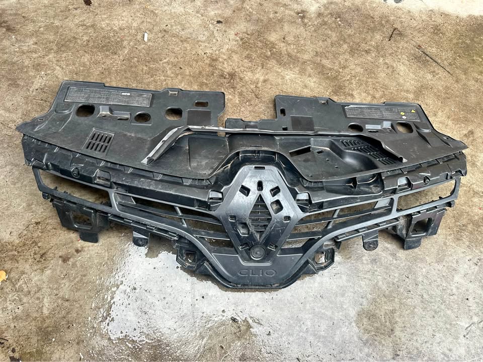 Renault Clio 4 front bumper grille shell - Private Seller Renault Clio 4 front bumper grille shell - Private Seller
