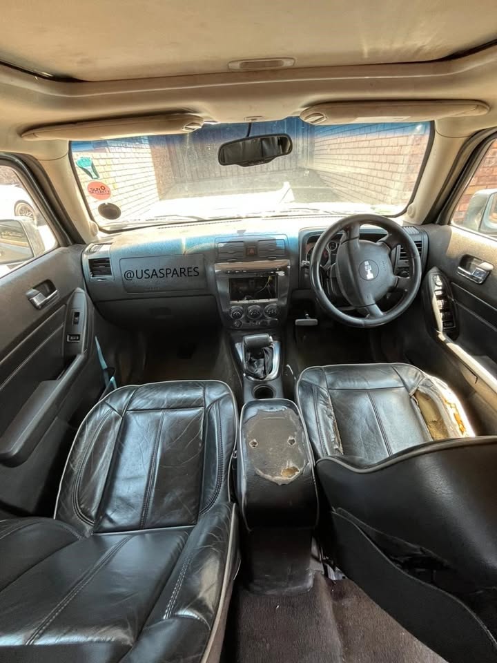 Hummer H3 3.7 Body and Interior parts for sale - Private Seller Hummer H3 3.7 Body and Interior parts for sale - Private Seller