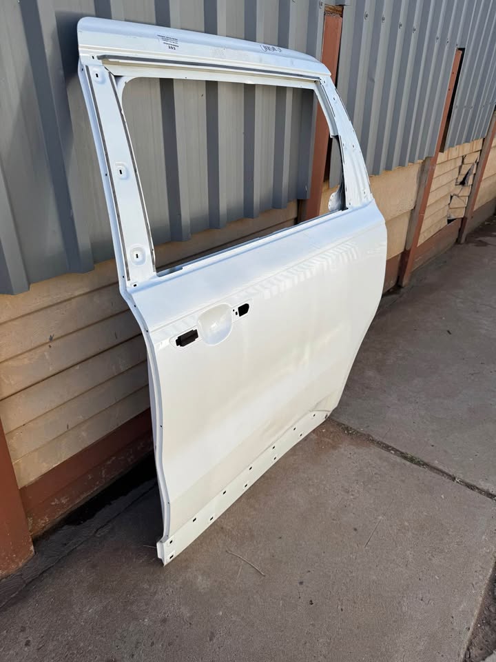 Kia Carnival Left Rear Sliding Door - Private Seller Kia Carnival Left Rear Sliding Door - Private Seller