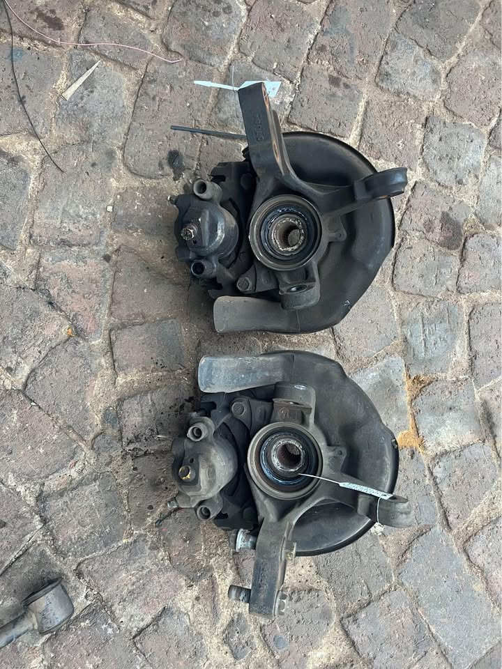 TOYOTA TAZZ COMPLETE HUB AND STUB WITH CALIPERS Call or whatsapp  or - Private Seller