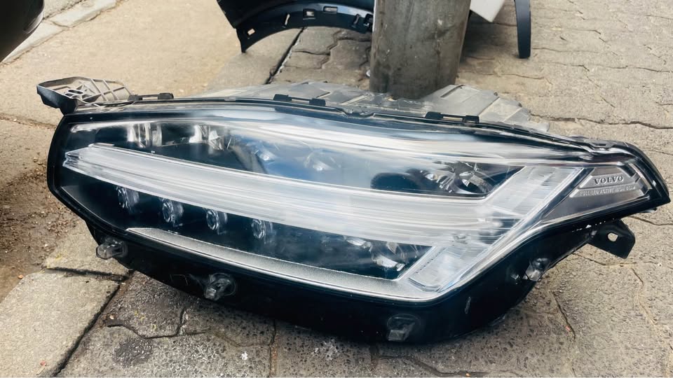 VOLVO XC90 LED HEADLIGHT - Private Seller VOLVO XC90 LED HEADLIGHT - Private Seller